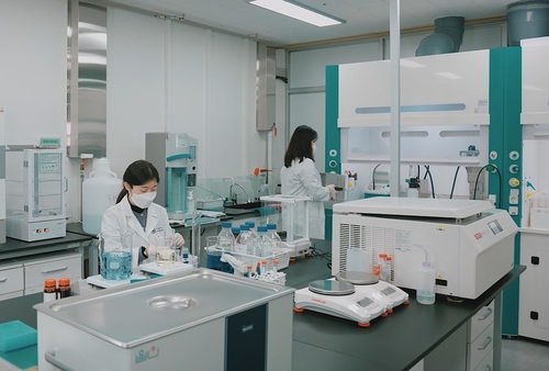  성남시가 설립한 성남식품연구개발지원센터가 2025년 영국 식품환경청(FERA)이 주관한 국제 분석 숙련도 평가(FAPAS)에서 3년 연속 합격점을 받았다. / 사진=성남시